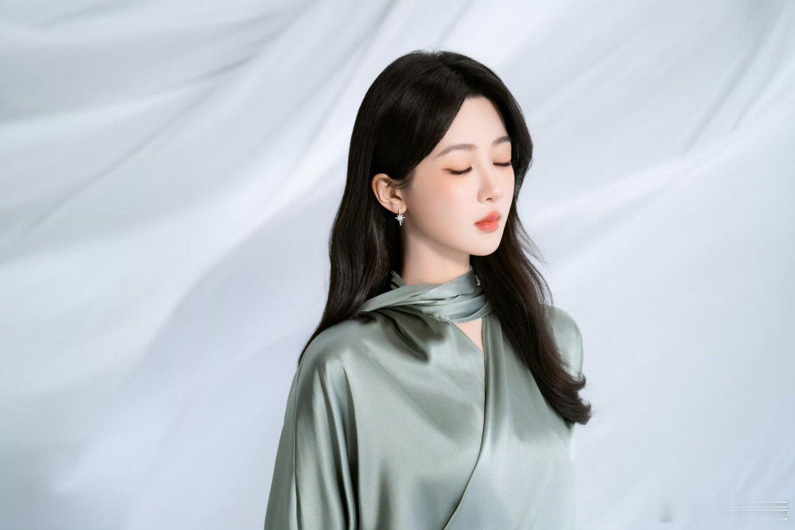 杨紫简单大气的风格真的好适合她仪态真的好好，天鹅颈真的绝了​​​