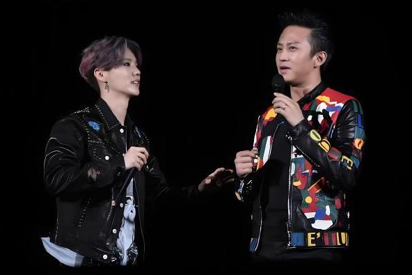 鹿晗再次证明了什么是真正的顶流，演唱会2万张门票秒光，超45万人同时在线抢票