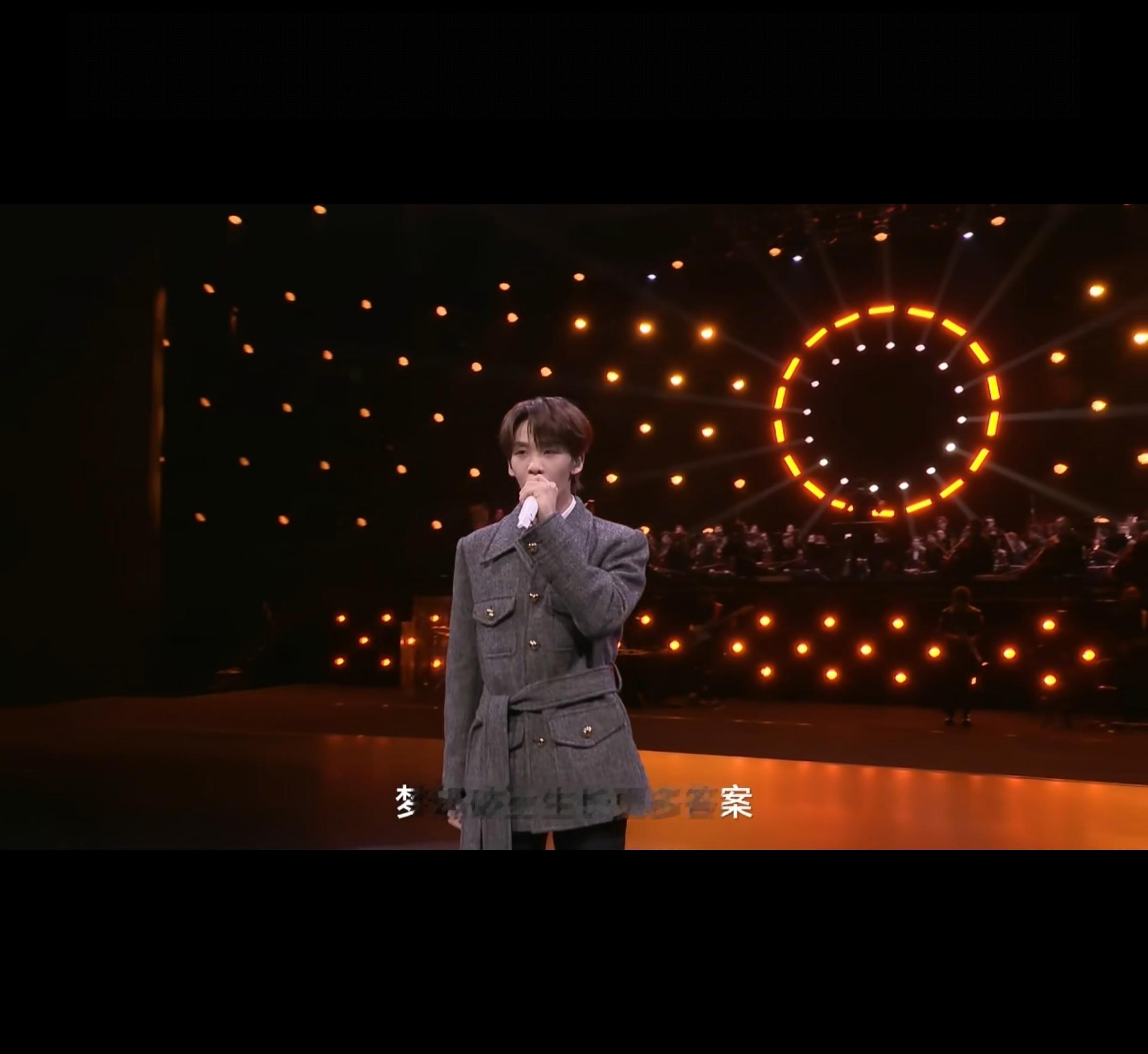 华为Mate80正式亮相了全金属玄武架构，正面采用第二代昆仑玻璃，IP68