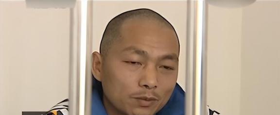 “睡我老婆？一个都别想活！”2014年除夕夜，云南一农民在鞭炮声的掩护下，手持猎