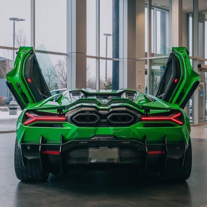 兰博基尼双雄同框太吸睛💚Revuelto+Urus，完美车库标配这抹绿，也就兰
