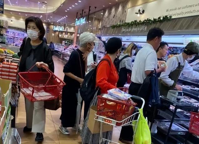 日本求饶也晚了？中方不救，特朗也救不了！全世界都没料到，高市突接噩耗，该来的报应