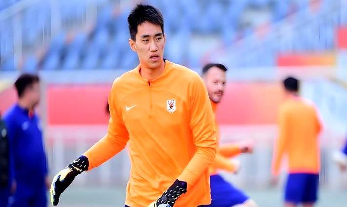 山东鲁能的门将位置，藏着一张王牌。这小伙子叫于金永，04年的，身高2米，