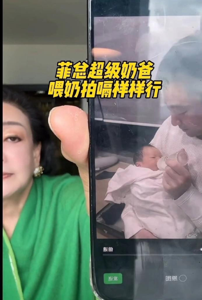 你见过亿万富翁凌晨三点试水温冲奶粉吗？张兰的直播间里，全是汪小菲喂奶的实况。