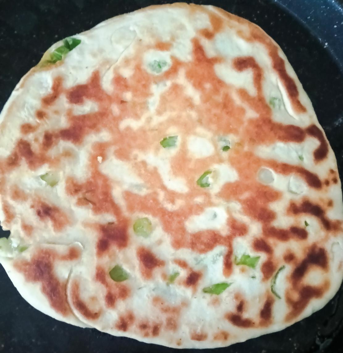 自己亲手烙的葱花饼了！今天终于自己亲手烙的葱花饼了！从和面、醒面到撒葱花、抹