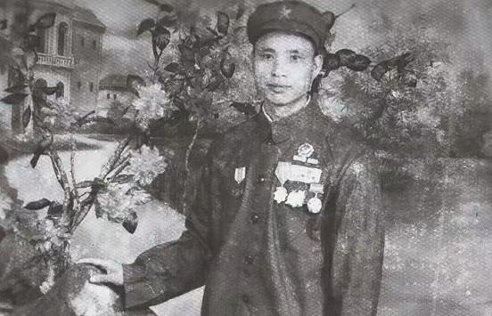 1951年，志愿军机枪手缴获一挺美式机枪，随即扛着它奔赴前线，架好机枪瞄准敌