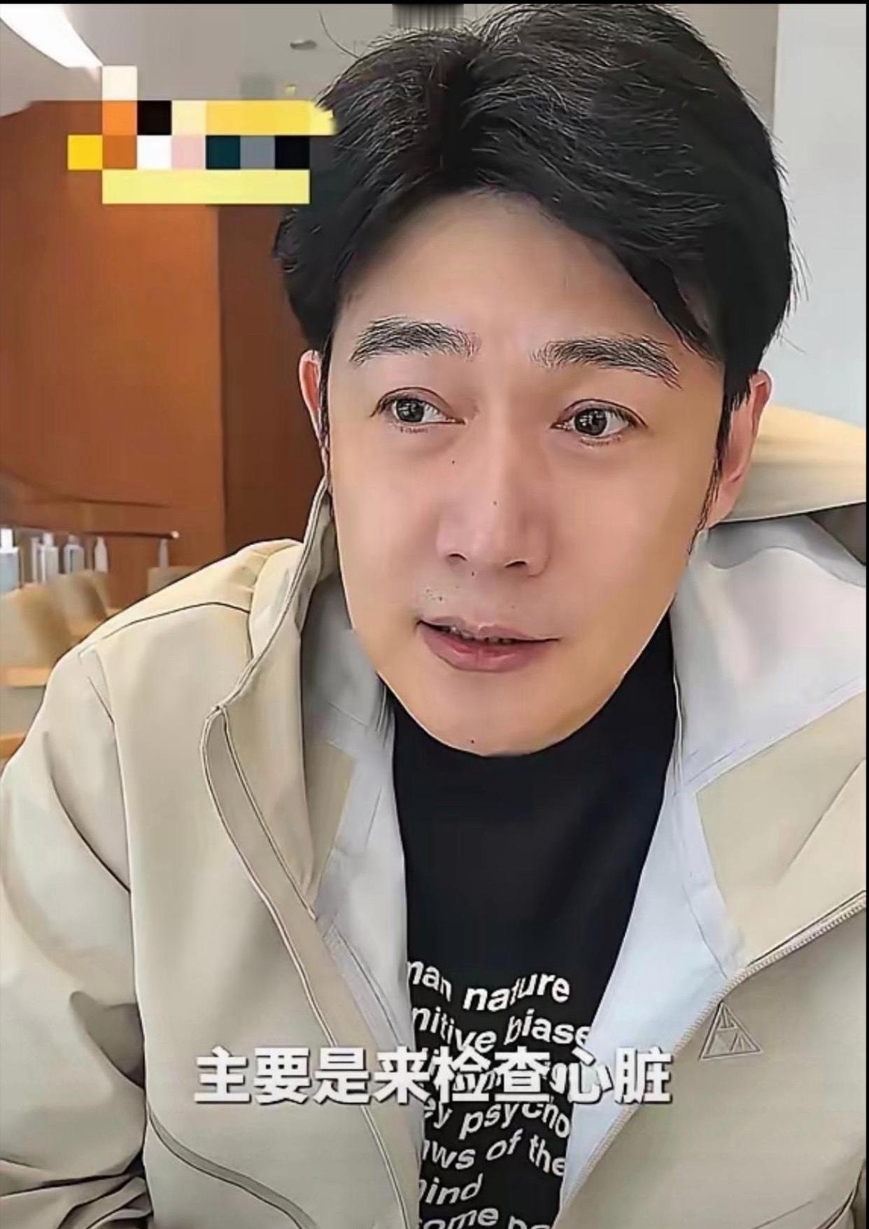 全网催陆毅去检查，说他嘴唇发紫，心脏肯定出事了。结果他真去了，老婆鲍蕾陪着抽完血，医生拿着报告单就一