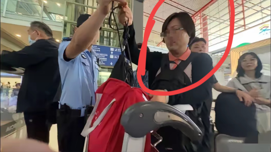 今天真是倒了八辈子血霉了，孩子在首都机场接朋友，包不小心落在了星巴克，回