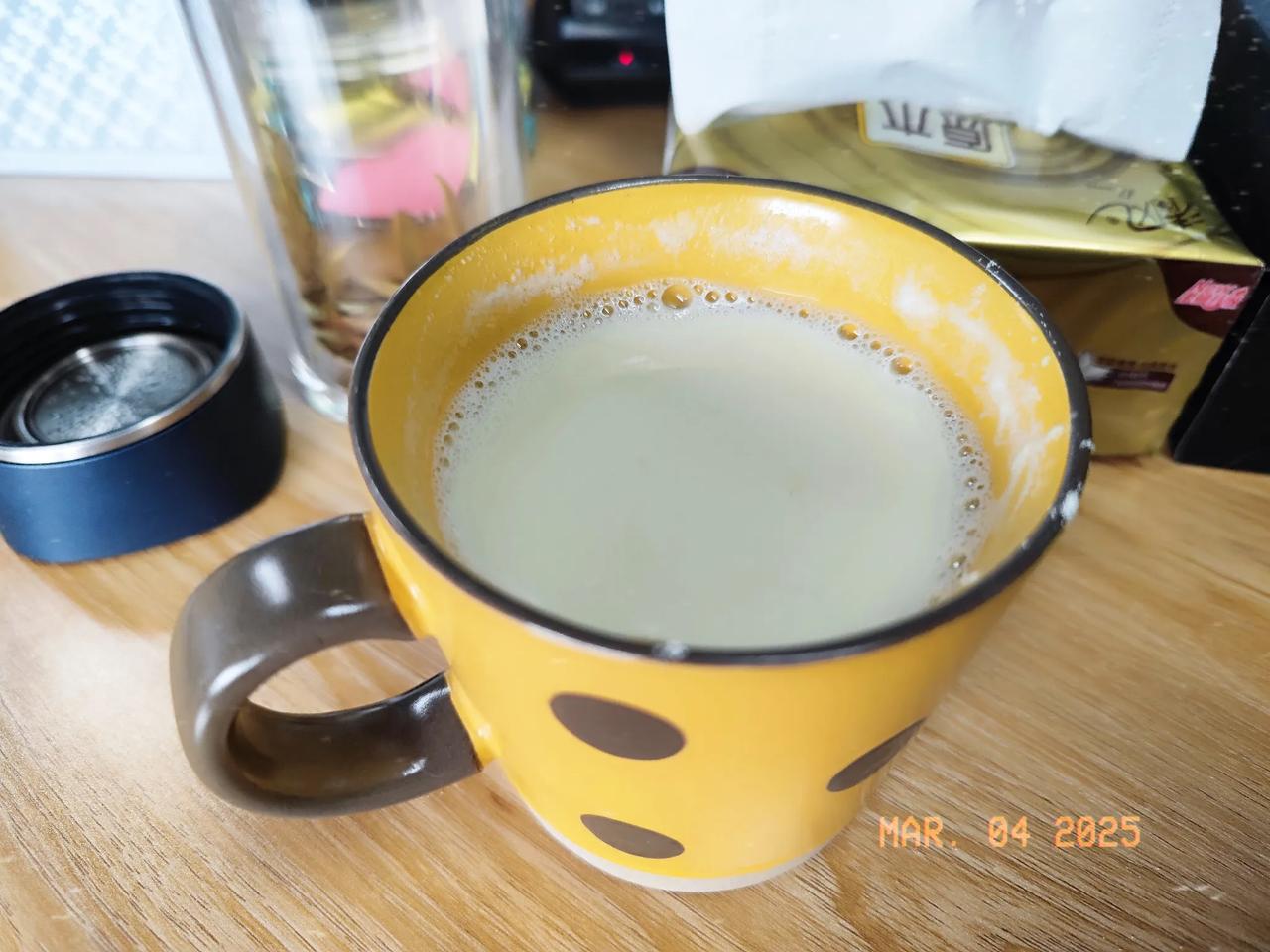 🥛一上午的忙碌，不忘给自己一点小确幸~泡上一杯热乎乎的豆浆，暖手又暖心。