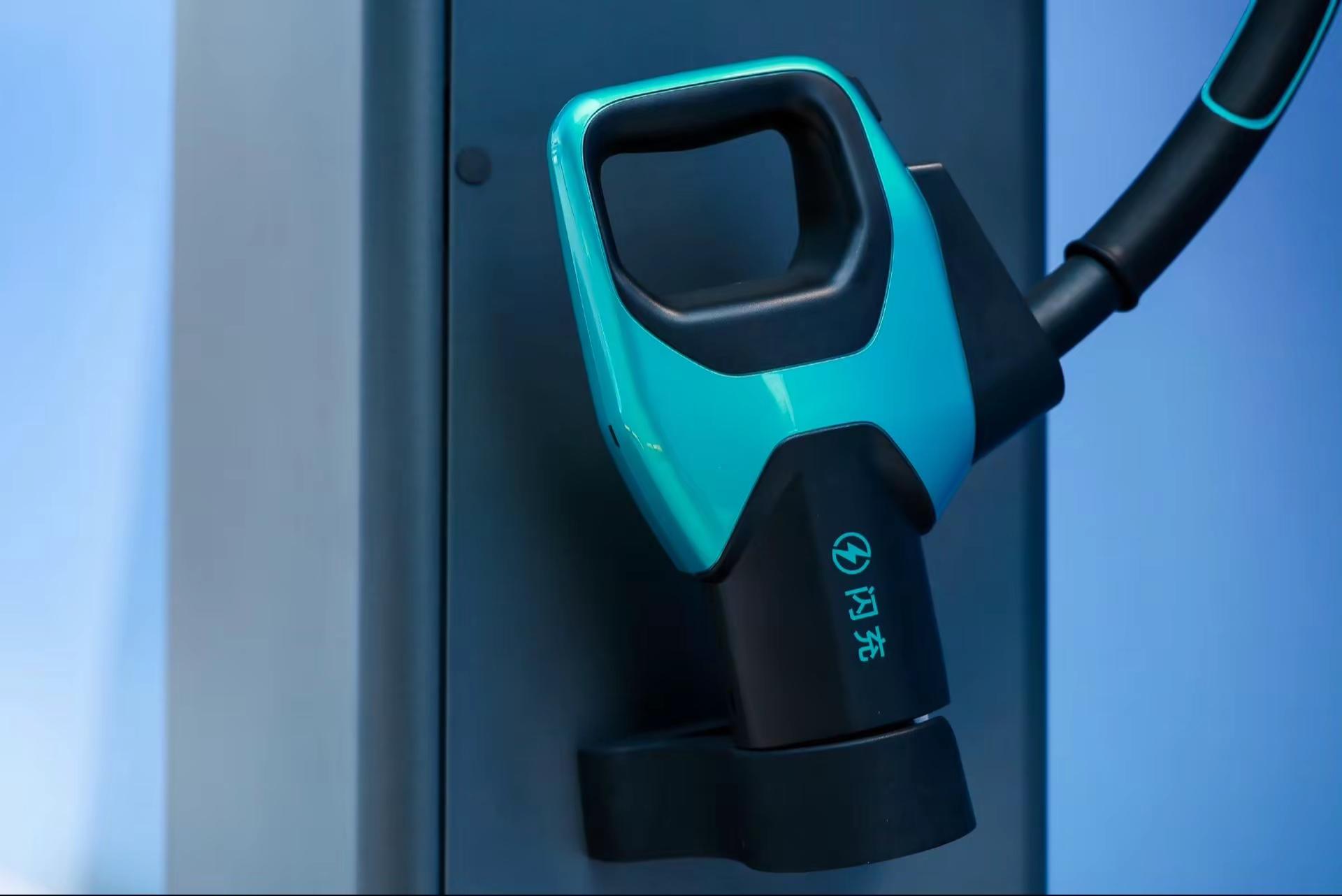 早在比亚迪推出“闪充站”之前，行业内就已经广泛探索并实际建成了采用储能技术的充电