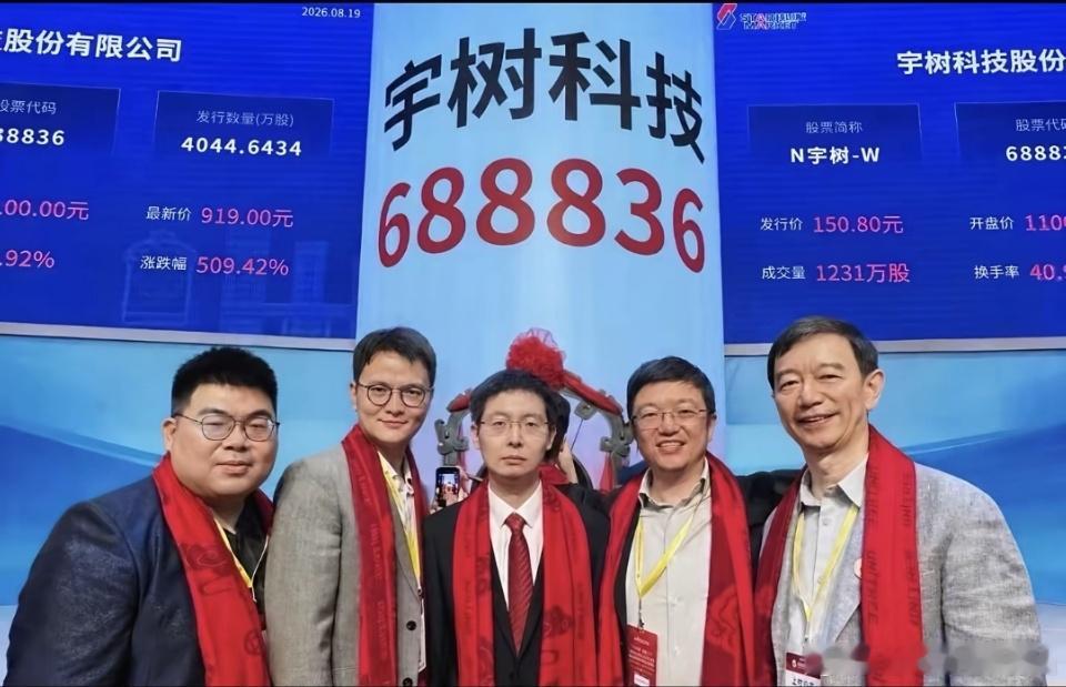 理工男技术出身只想搞科研的感觉他的脸上没有成为新晋首富的喜悦不只是性格内敛不爱笑的原因你从他的眼神中