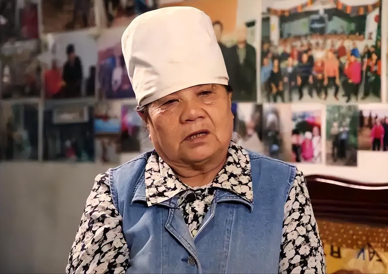 1983年，四个刚出狱的“光头少年”走进韩雅琴的早餐店，吃完油条没钱付账。她没报