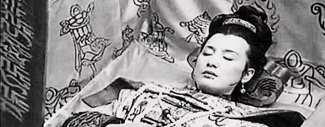 1972年，考古学家在内蒙古发现一座清朝古墓，他们将墓穴里的棺材打开后，所有人都