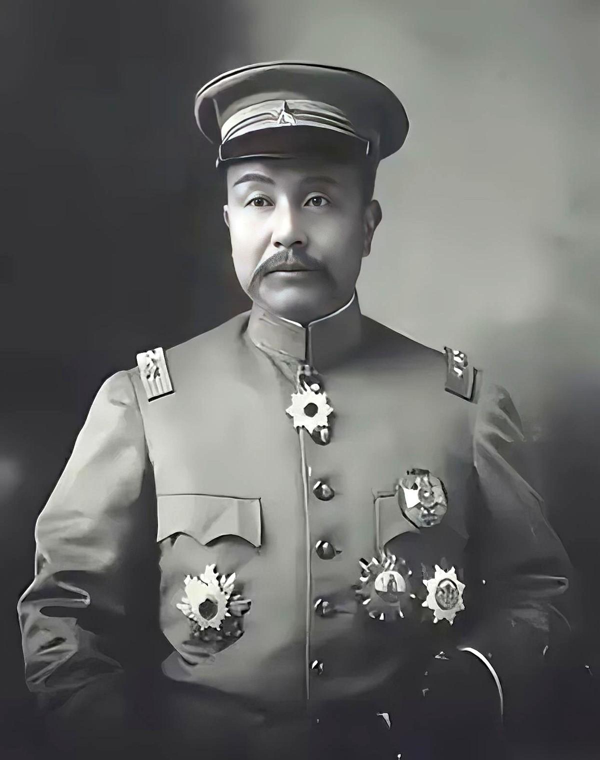 “看见穿红衣服的，直接开枪。”这是袁世凯临死前，背着所有人给亲儿子下的死命令。