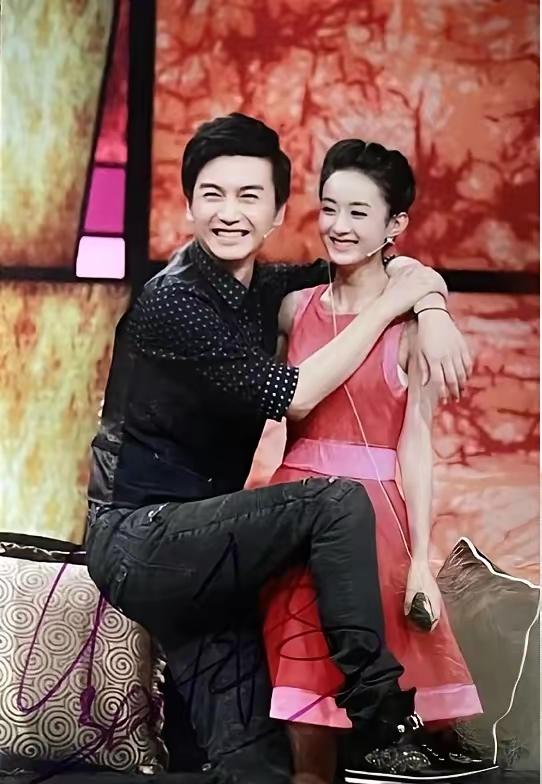 陈晓赵丽颖舞台同框堪称内娱经典名场面！搭肩互动甜意十足，赵丽颖浅粉裙造型灵动清甜