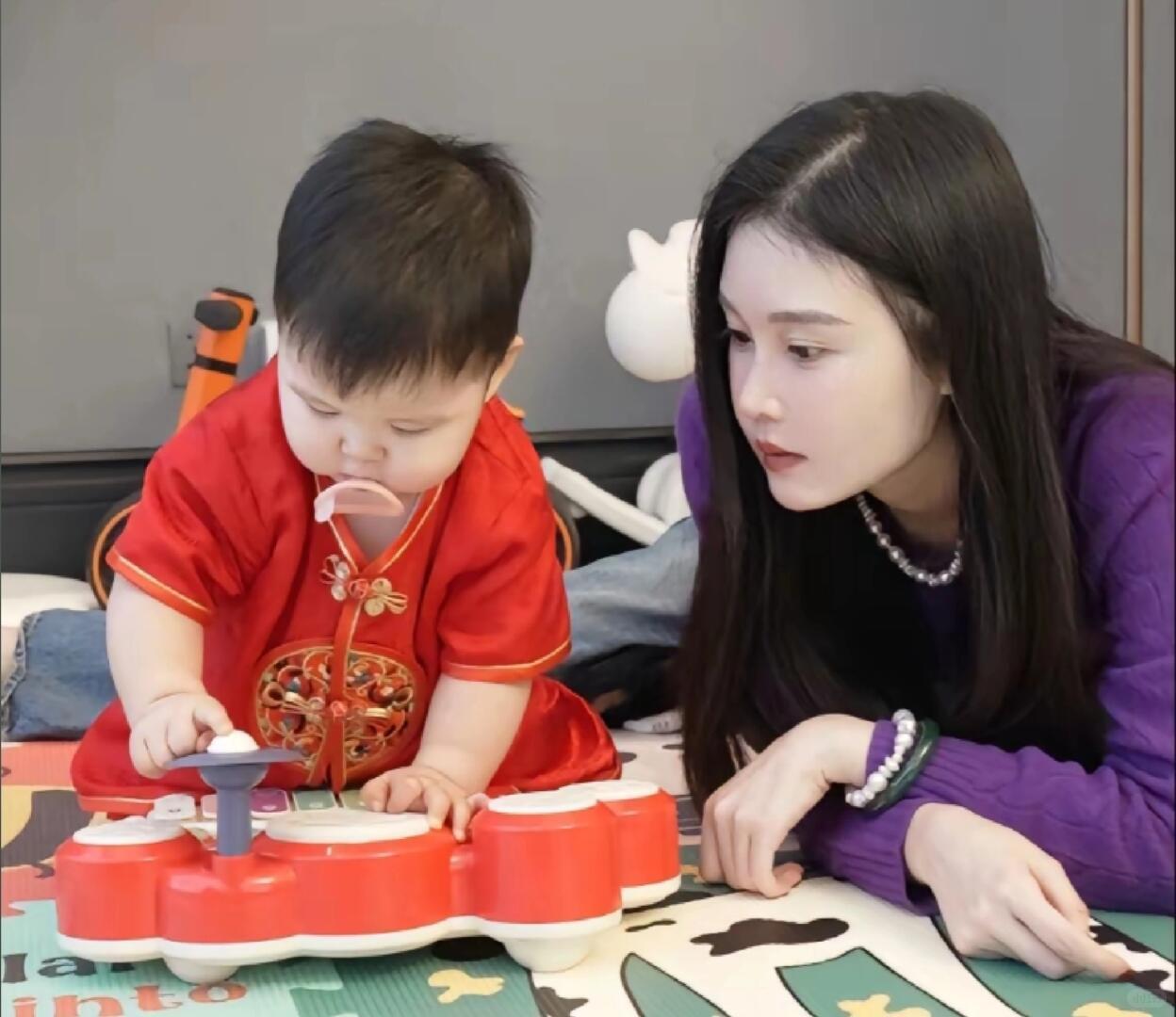 赵本山外孙直播唱歌小小年纪就敢在直播里大方唱歌，台风稳、声音甜，真厉害！