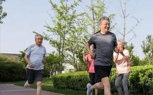 你可能以为，拼命跑步、跳跃或做深蹲是塑造健康双腿的关键。然而，过度的运动，尤其是