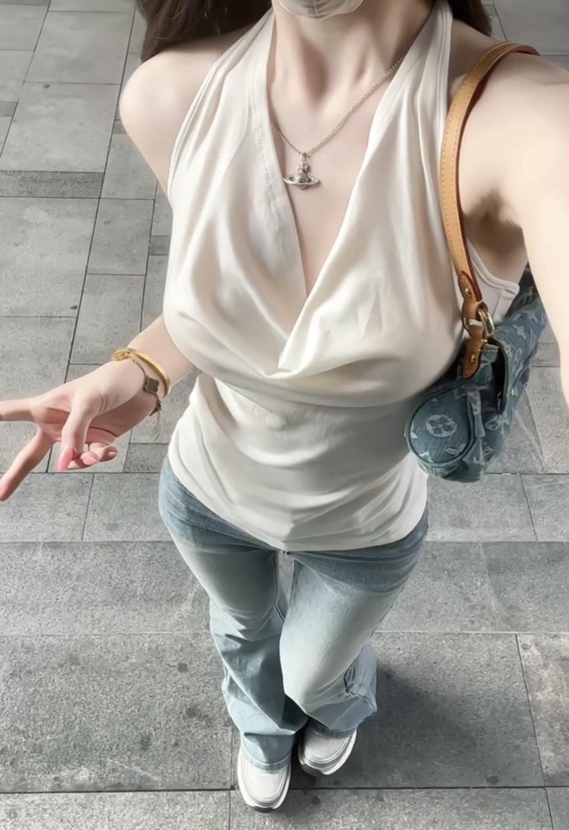 今日穿搭推荐——休闲风。1.上衣：白色荡领挂脖T恤这种设计自带纯欲氛围感