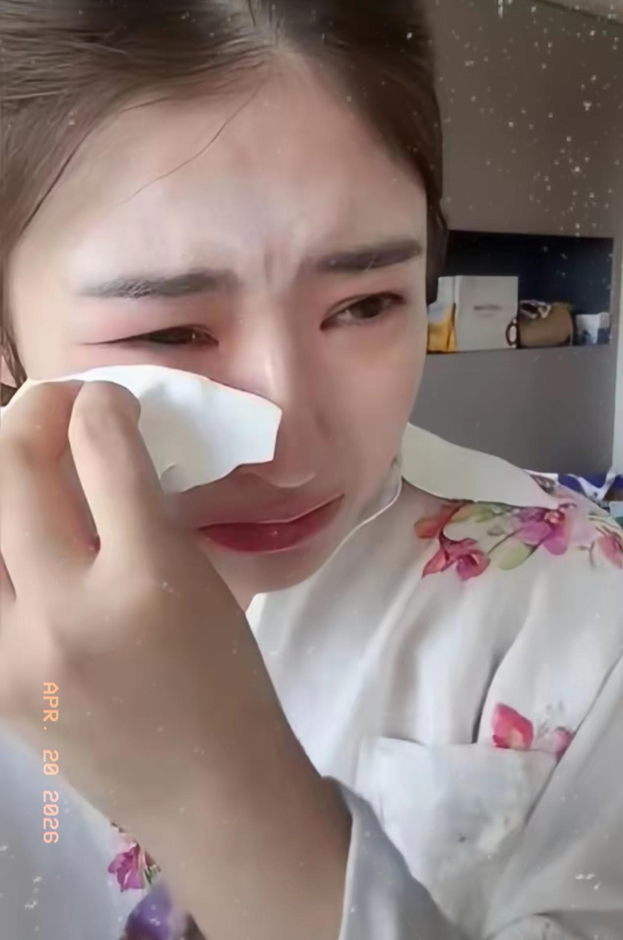 黄一鸣直播间哭穷，自己每个月开销就要几十万，日子过得其实挺辛苦的。光是房租就