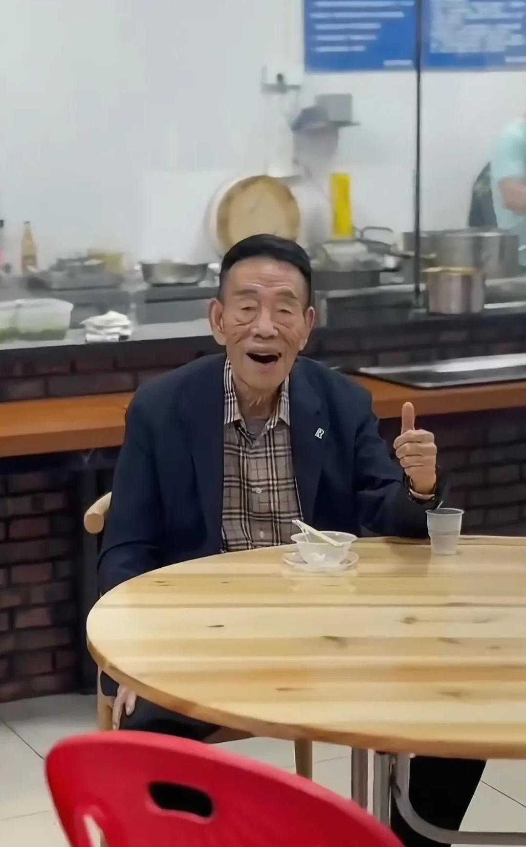 儿媳回应杨少华去世前顶高温剪彩。面对大家的质疑，我想给关心杨少华先生的朋友们还原