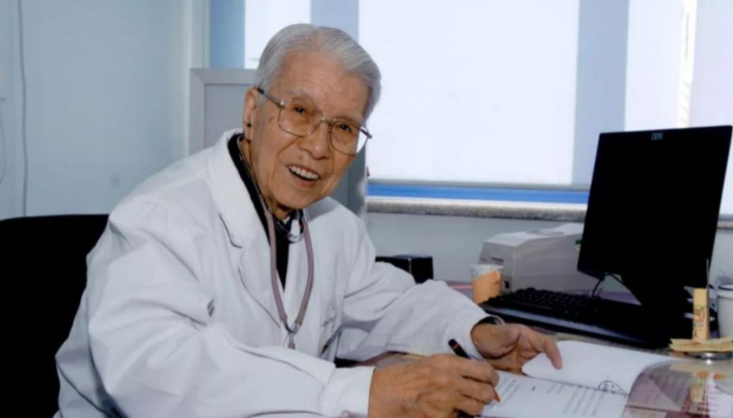 再度拥抱恩师，却已是一具标本！这一抱令人潸然泪下——在高校解剖陈列厅里，北京