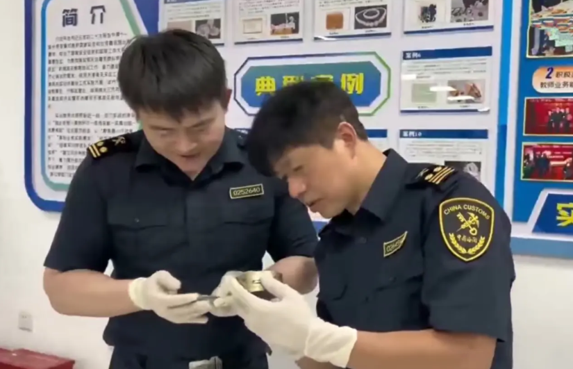 太刑了！天津一海关，工作人员对出境邮件进行检查，发现一批摆件饰品有问题，开箱一查