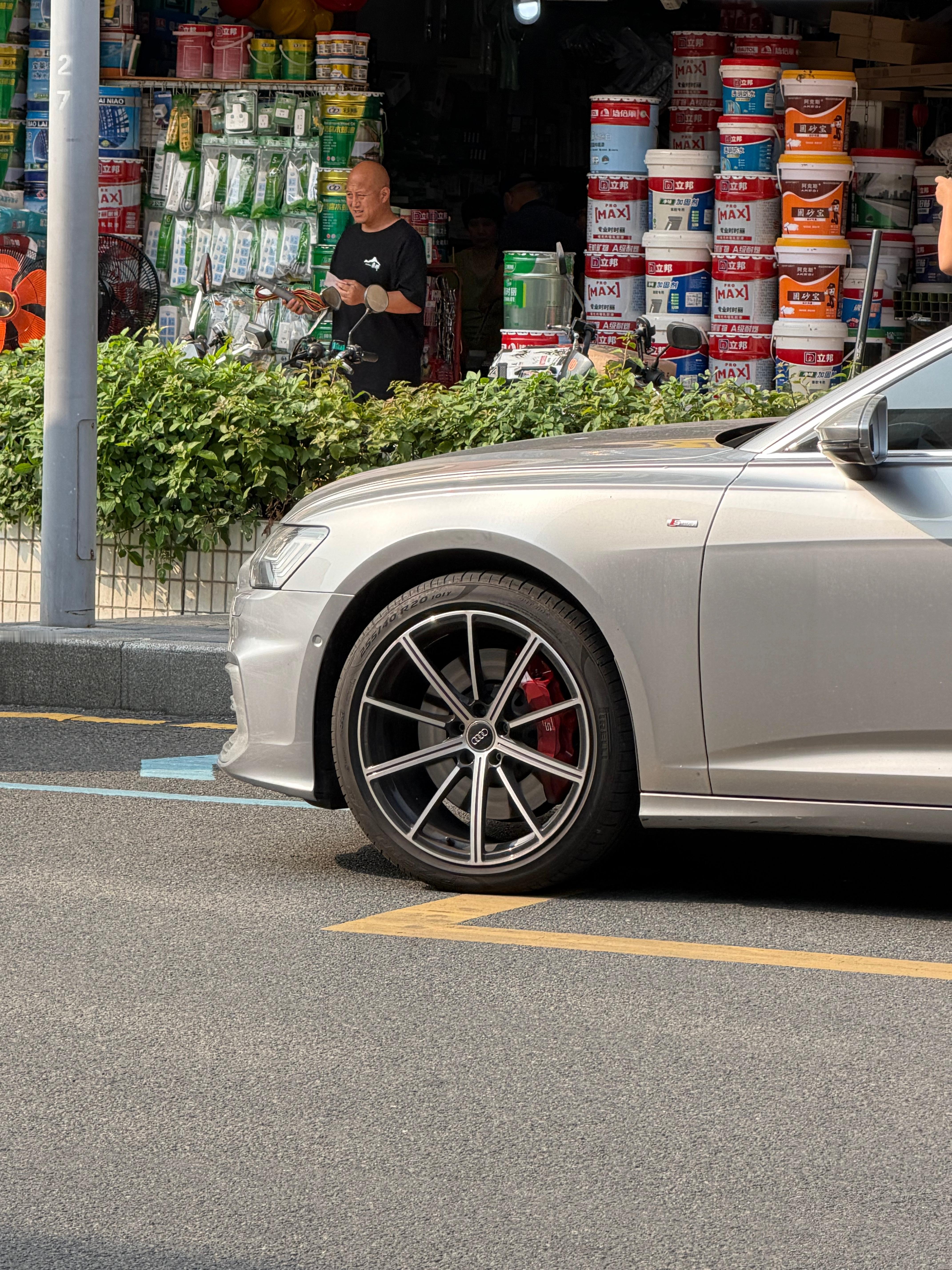 银色的C8，好少见，但我怀疑它是贴的