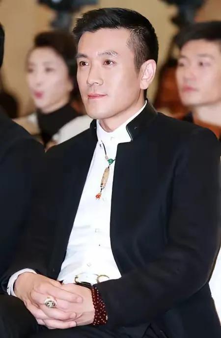 黄圣依与杨子离婚后，独自带着两个儿子入住娘家，并将孩子从北京国际学校转至上海，显