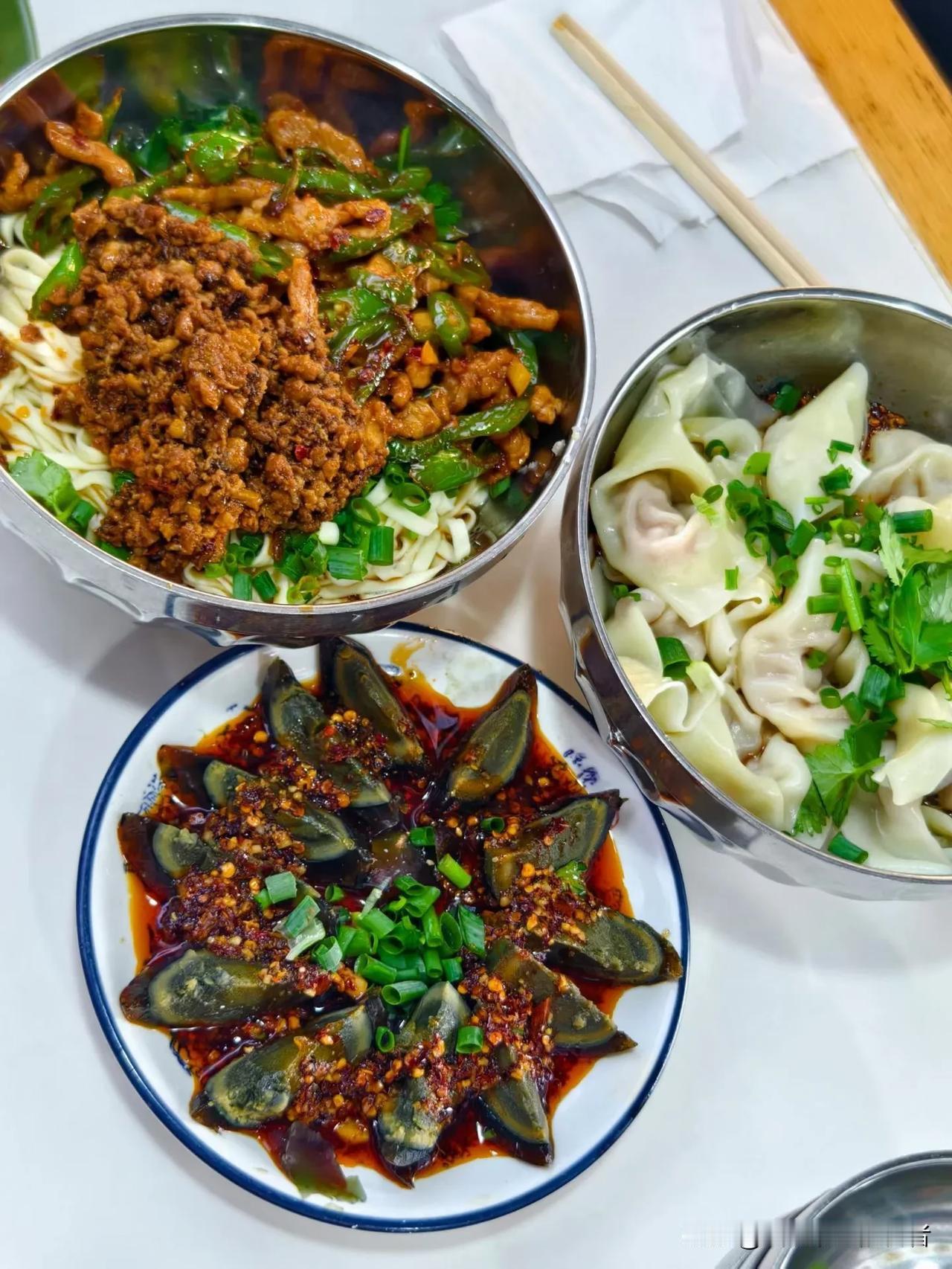 这肉酱青椒拌面绝绝子，一口下去香到跺脚；红油皮蛋辣得过瘾，贼上头；还有这馄饨，清