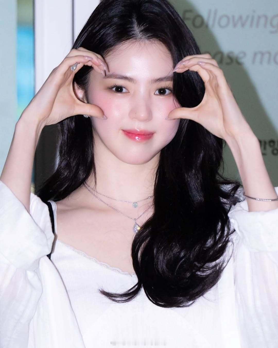 韩素希韩素希出发去戛纳仁川机场穿了一身白裙裙清纯又有女人味​​​