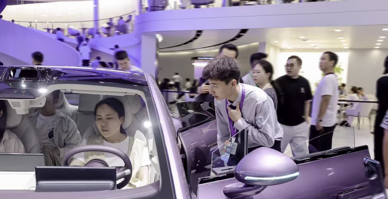 前几天陪朋友去看车，本来目标是某新势力中型SUV，结果他看完智界R7当场就想下定