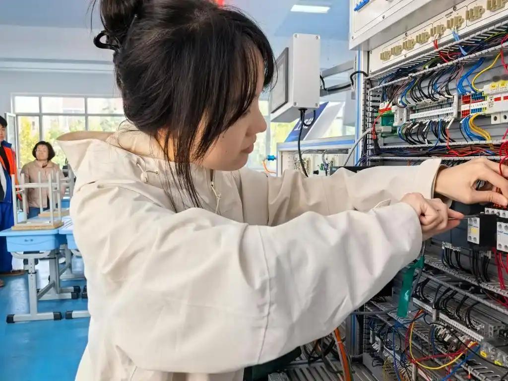 双一流本科女生上技校，会计跨界学电气闯出职业新赛道。1999年出生的江苏女孩小