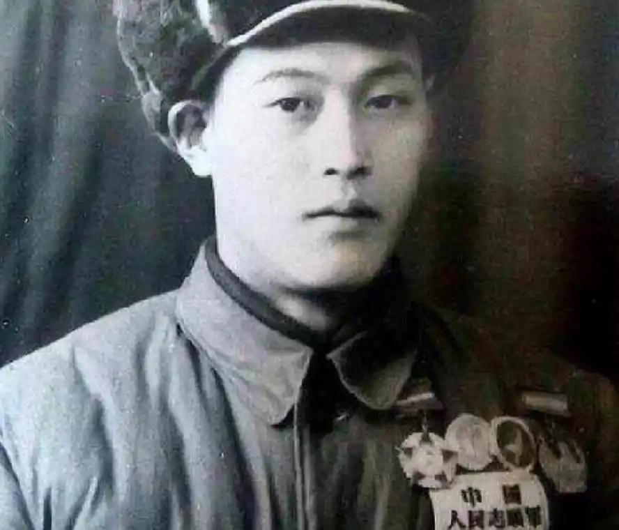 他被美军当成“叛变叛徒”，派去空降卧底。谁也没想到，跳伞瞬间，他用一枚手雷炸毁敌