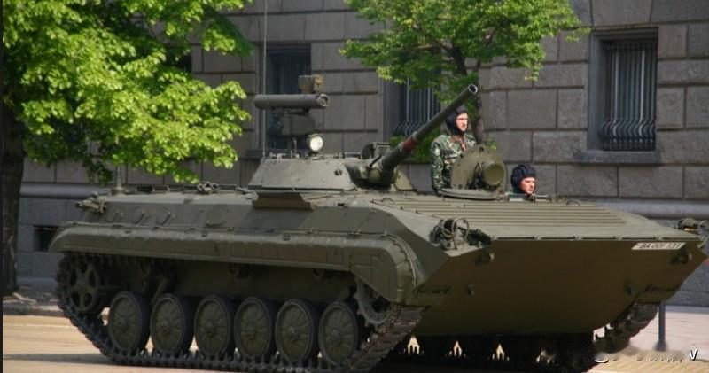 苏联军队在获得BMP-1步兵战车后，他们发现这种武器存在不少不足，具体的说，BM