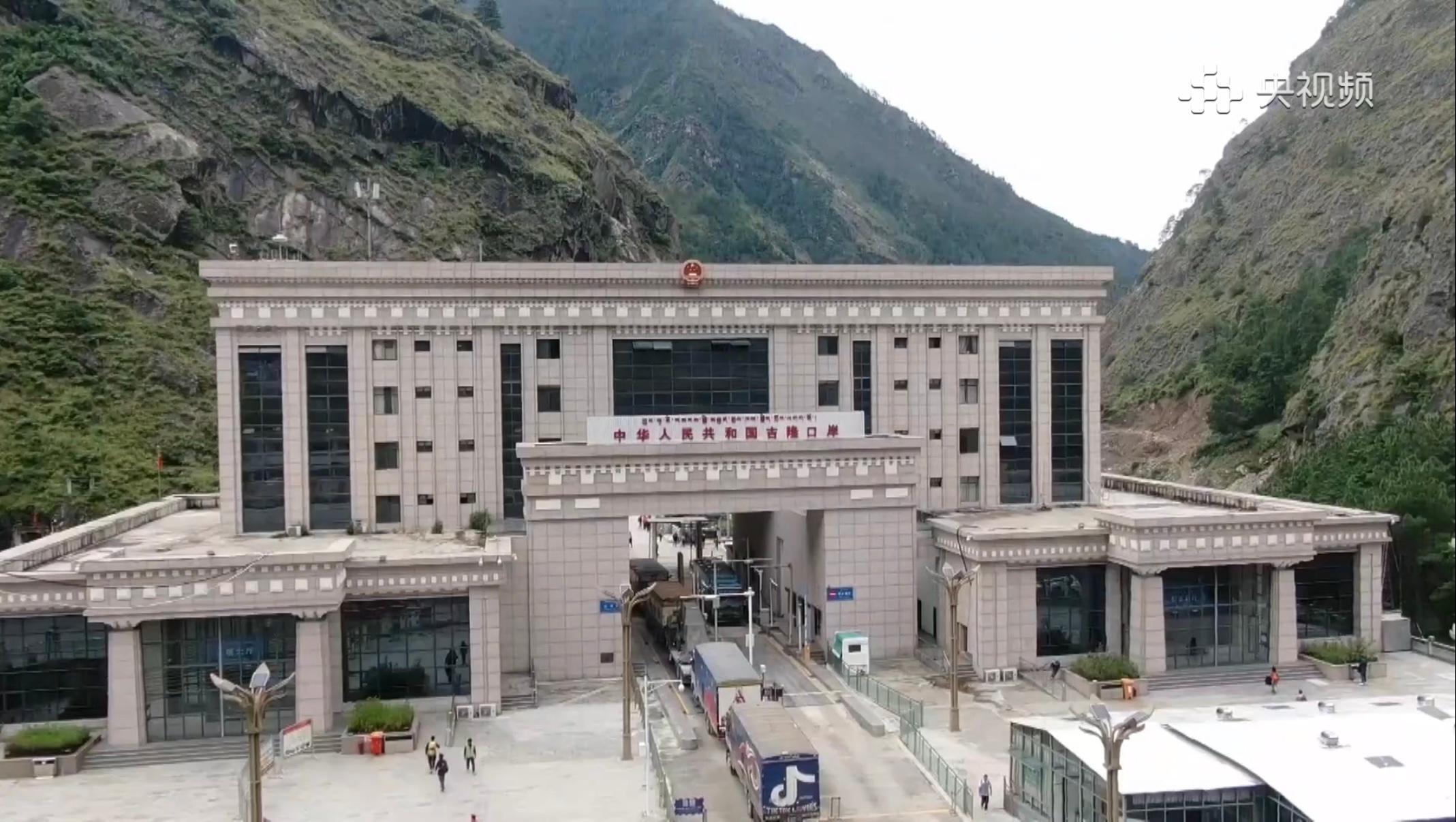 官方发布的画面已经能看到河对岸的尼泊尔国土了，崖壁上的锯齿状特征完全吻合也就是说