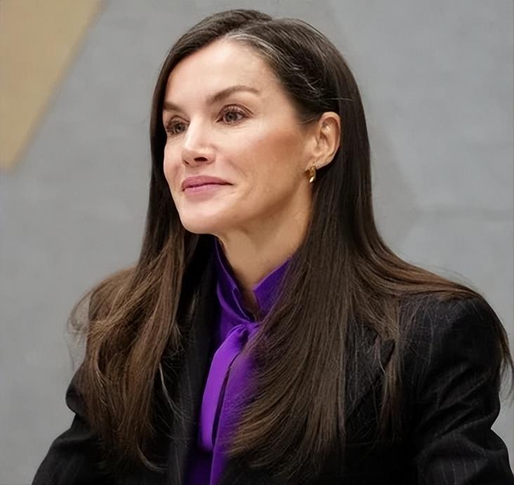 12月16日，西班牙莱蒂齐亚王后出席FAD青年基金会会议。婚前是一名美丽的新闻