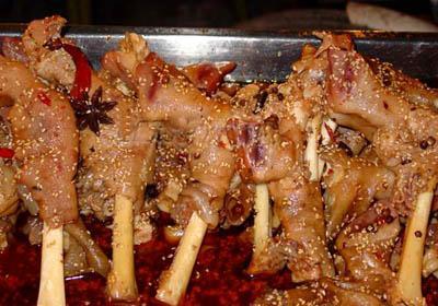 标题：啤酒配鸡翅，酱香四溢，喝啤酒还能吃出“酒香味”！你绝对想不到的神操作！