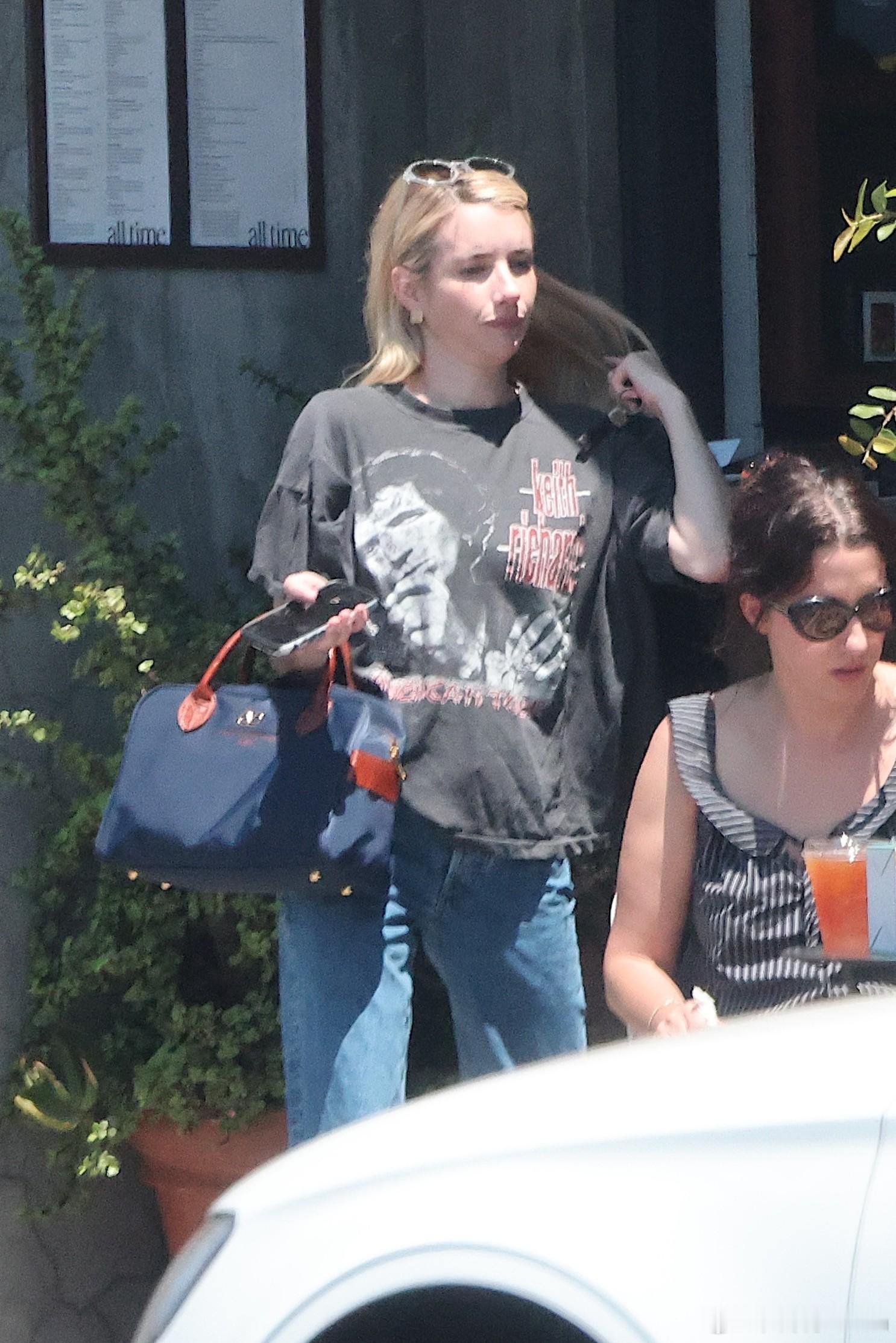 EmmaRoberts艾玛罗伯茨在洛杉矶外出，驱车前往买饮品