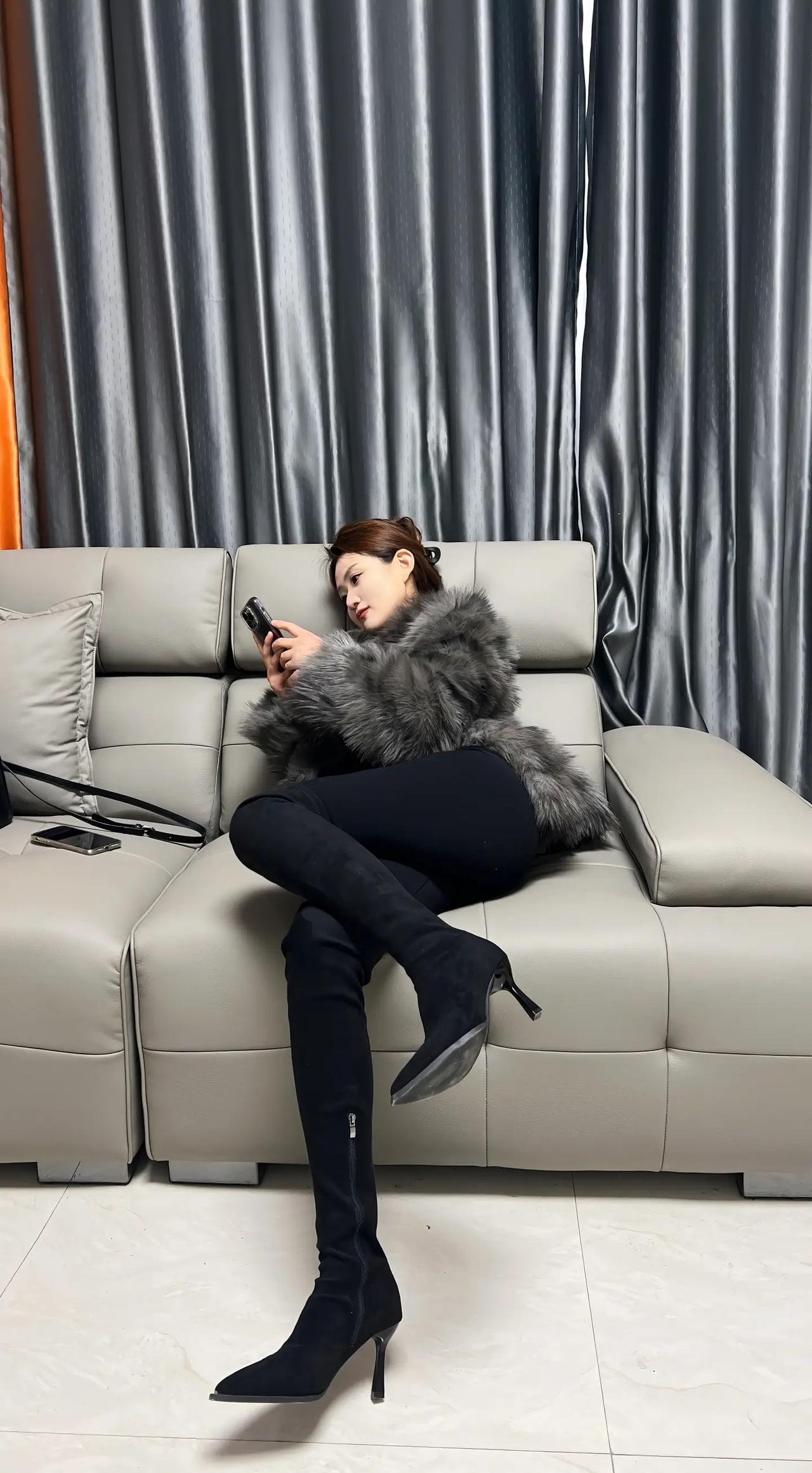 慵懒地躺在沙发上，享受着舒适的时光。