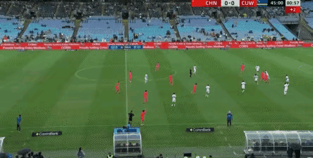 韦世豪这个进球绝对是世界级的！三名后卫也只能望球兴叹，要知道对手是已经正式进入世