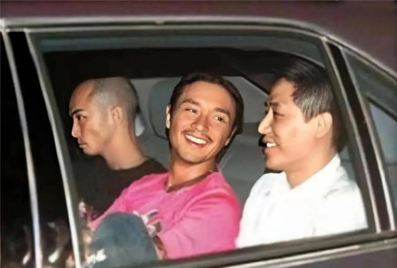 这张照片拍摄于2003年，张国荣生前最后一次公开露面，当时的他乘车准备与“挚爱”