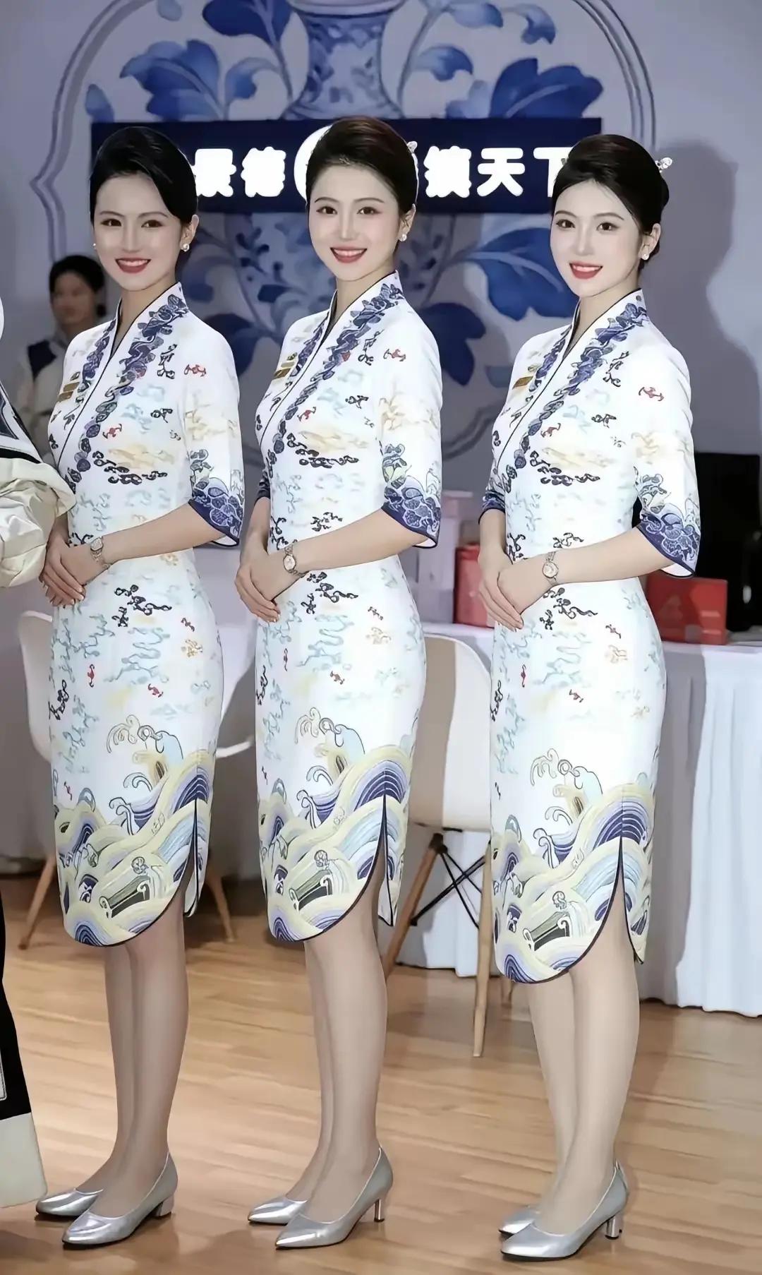 三位美女穿着旗袍站在一起，哪个最漂亮呢？