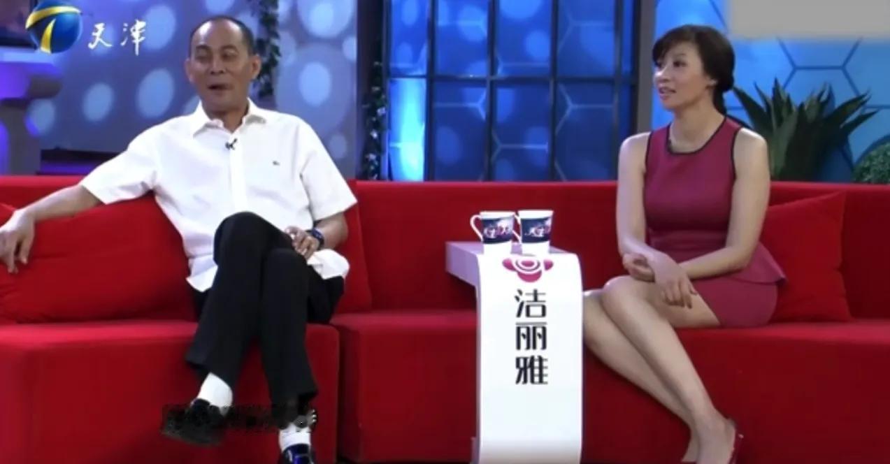 原来张光北的老婆陈炜身材这么好，长相也很高级，60岁状态还这么好，真是便宜张老师