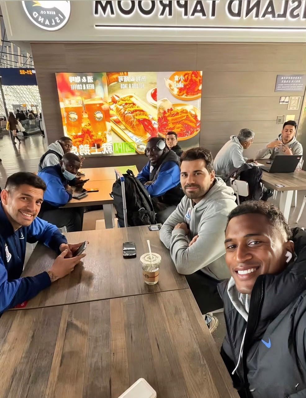 同样是联赛结束后打亚冠，两支上海球队的态度却很不同，海港还是用残阵出战，而申