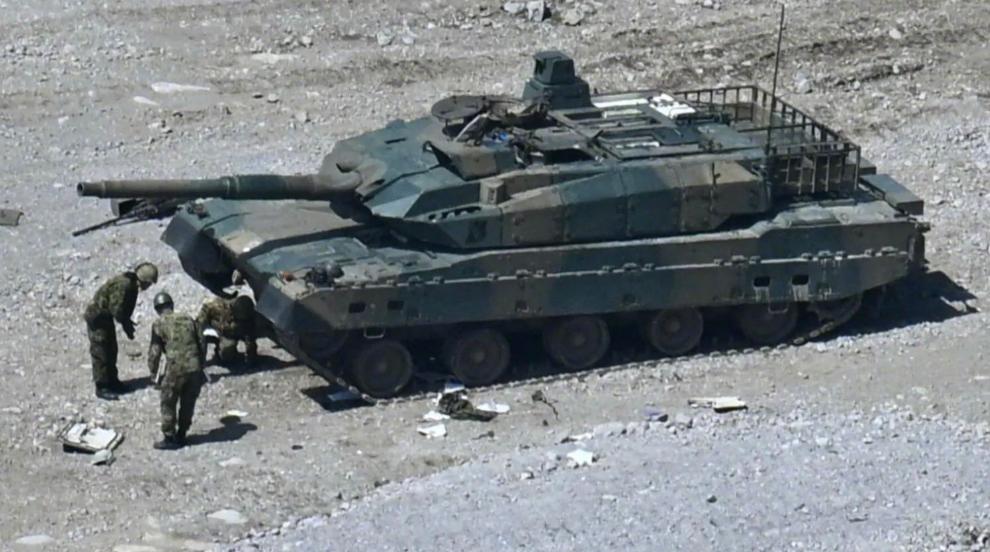 日本10式坦克是炸仓呀！4月21日上午8点半，图一里的10式坦克，发生爆炸事