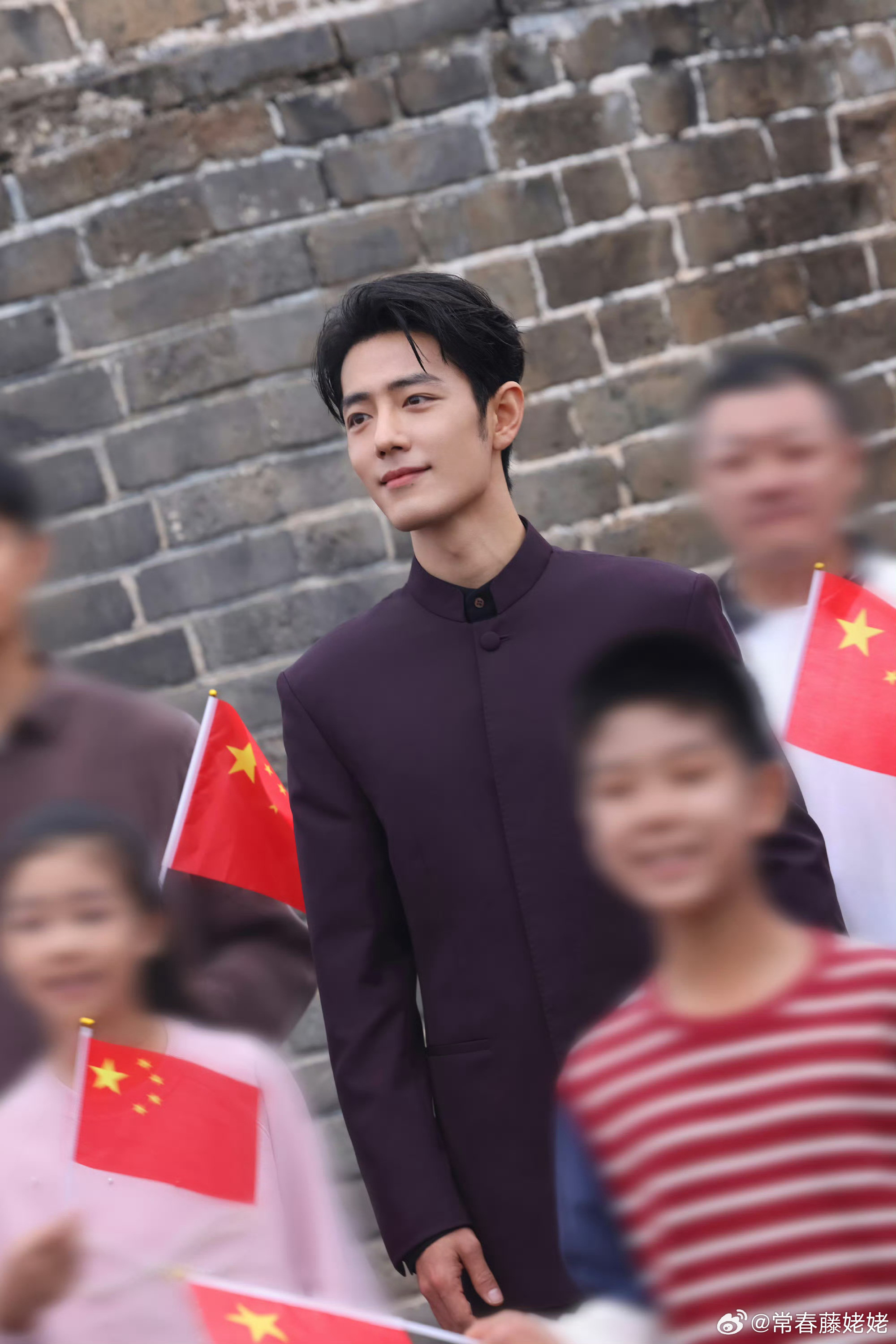 肖战长城上演唱我和我的祖国肖战的眉目清朗，身姿挺拔，温润中又有风骨，这就是我