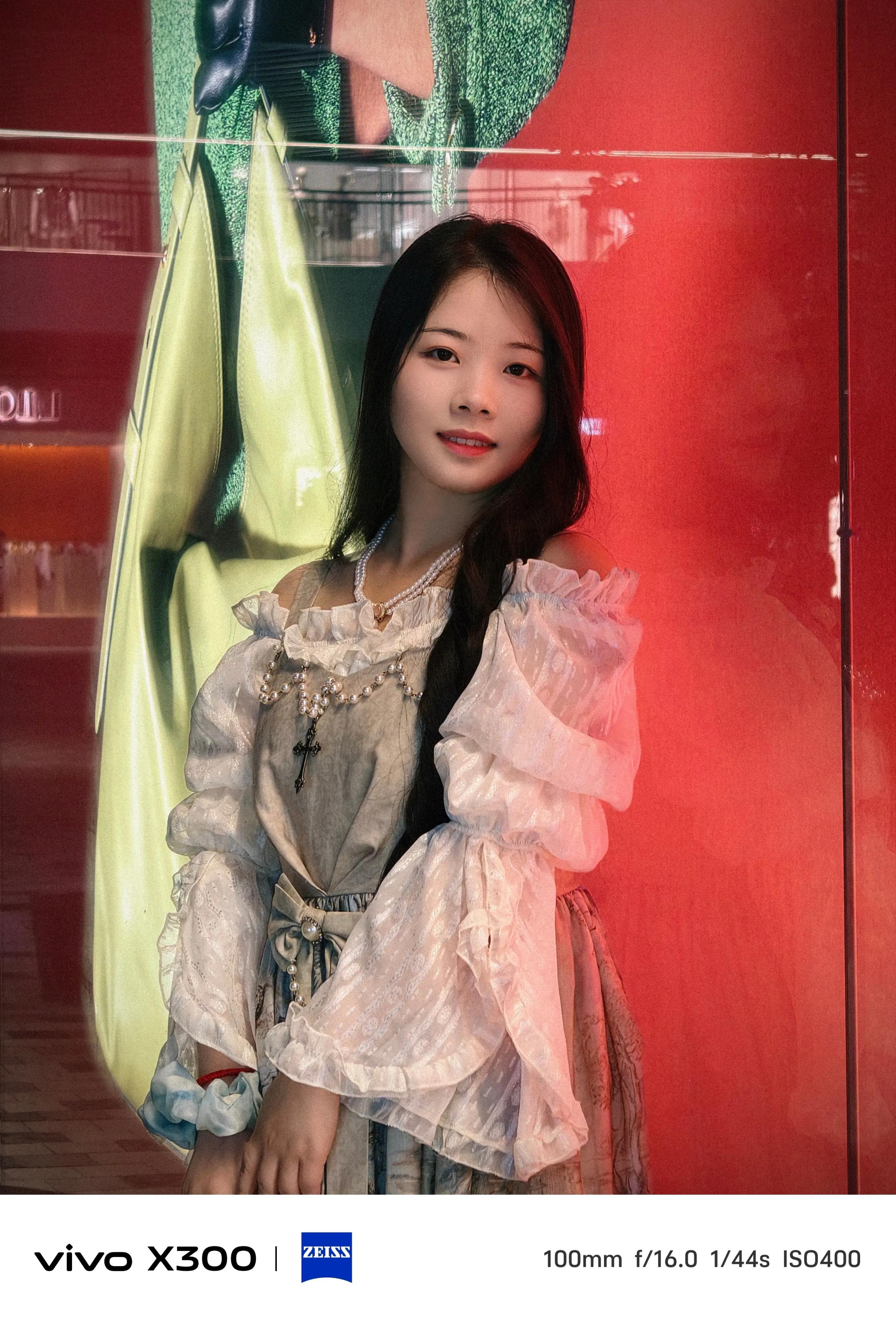 vivoX300人像作品采用100mm焦距、f/16.0光圈、1/44s