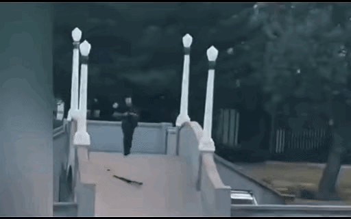 只打犹太人！24岁的枪手纳尔维德·阿克拉姆，在射击时不忘向远处围观群众示意：离远