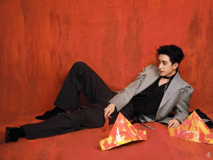 势均力敌的两张脸就这样出来炸街反复刷娜扎鎏金裙造型，亮色系衬得她肤白貌美，气场