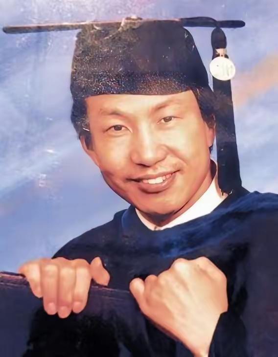 2006年，华裔核物理博士蒋国兵移民加拿大后，为了生存下去，放下了天之骄子的身段